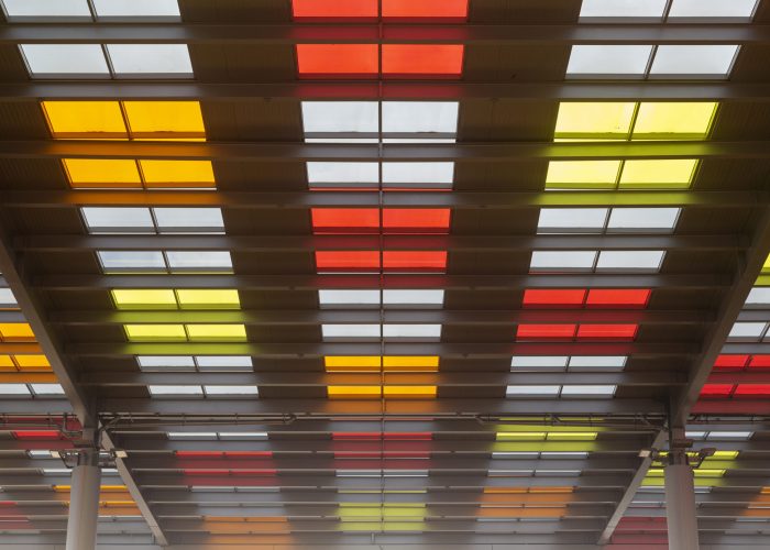 Metallic structure with colored crystals